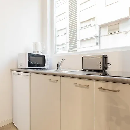 Bright Flat In Campolide Close To Metro 아파트 *